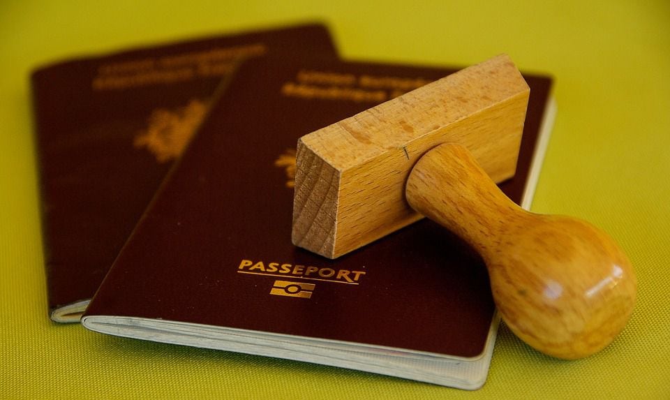 Al presentarse en las oficinas, los funcionarios consulares revisarán que la documentación cumplan con todos los requisitos.  Foto: Pixabay