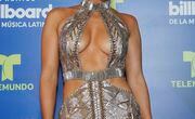 <B>2017.</B><br> Y de revelar de más con paneles en vestidos. Foto: AP