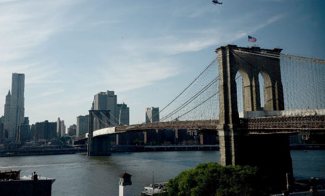 Los arcos del puente neoyorquino de Brooklyn se iluminan por primera vez en  cuarenta años - Hola News