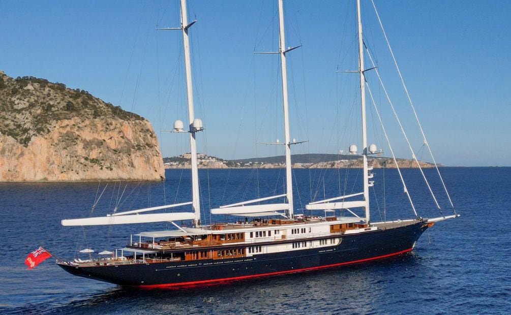 Jeff Bezos' Superyacht Measures 127 Meters.  Photo: The Grosby Group