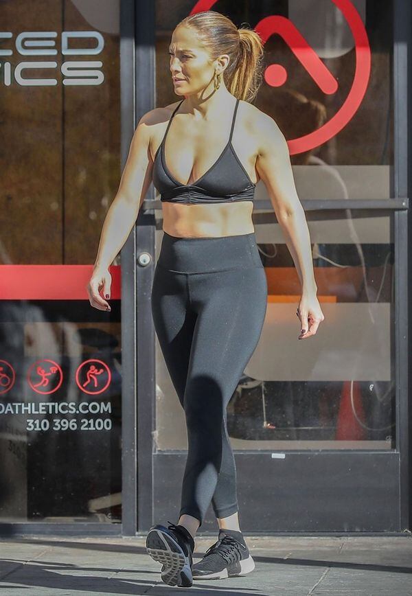 Jennifer Lopez luce fabulosa en el gimnasio con leggings neón y