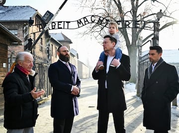 Elon Musk visita campo de exterminio de Auschwitz y se defiende de polémica antisemita. VIDEO