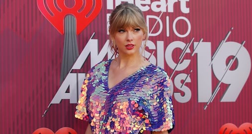 Taylor Swift deslumbra con jumpsuit iridiscente en alfombra