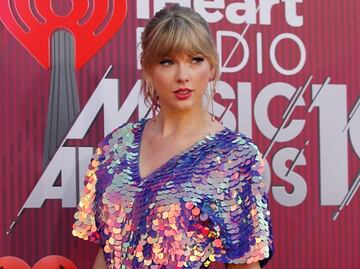 Taylor Swift deslumbra con jumpsuit iridiscente en alfombra