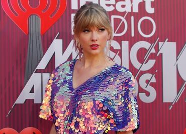 Taylor Swift deslumbra con jumpsuit iridiscente en alfombra