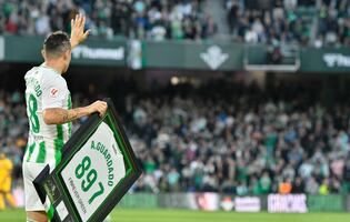 Andrés Guardado recibe emotivo homenaje en su último partido con el Betis. FOTOS