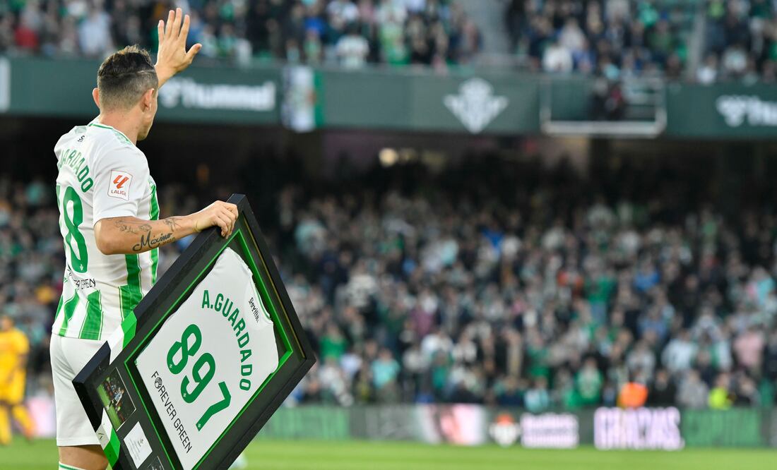 Andrés Guardado recibe emotivo homenaje en su último partido con el Betis. FOTOS. EFE/ Raúl Caro.