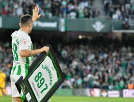 Andrés Guardado recibe emotivo homenaje en su último partido con el Betis. FOTOS