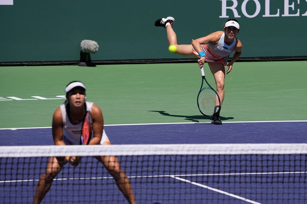 Roland Garros quita los puntos y el dinero a las tenistas Miyu Kato y Aldila Sutjiadi, descalificadas, por un pelotazo (AP Photo/Mark J. Terrill, File)