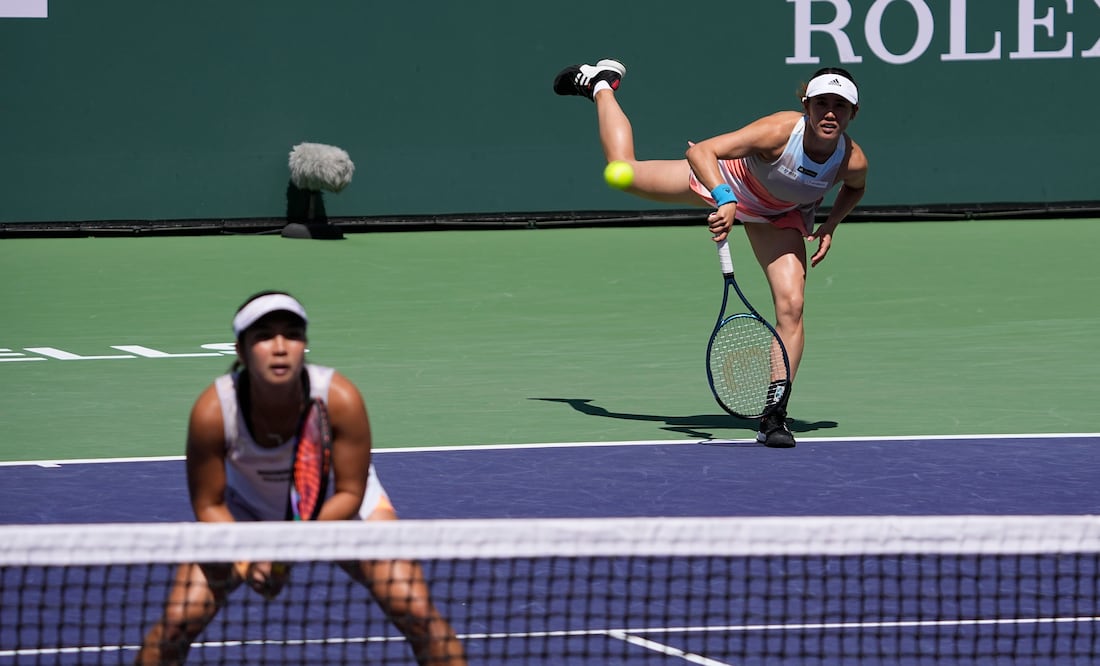 Roland Garros quita los puntos y el dinero a las tenistas Miyu Kato y Aldila Sutjiadi, descalificadas, por un pelotazo (AP Photo/Mark J. Terrill, File)