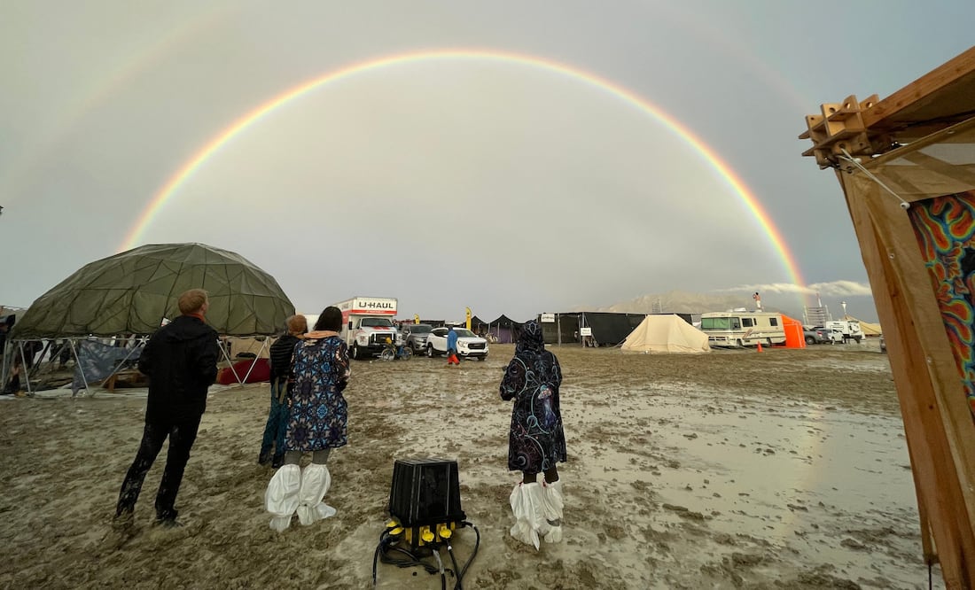 Los asistentes al festival Burning Man, que se celebra cada año en el desierto de Nevada (EE.UU.), empezaron este lunes a salir del recinto tras haber pasado los últimos días atrapados por unas fuertes lluvias. (Photo by Julie JAMMOT / AFP)