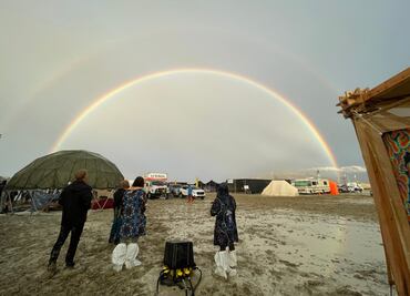 Burning Man. Asistentes empiezan a salir del recinto tras días atrapados por el barro. VIDEOS