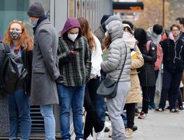 “Tsunami” de ómicron golpea a EU, Francia y Reino Unido (cifras al 4 de enero)