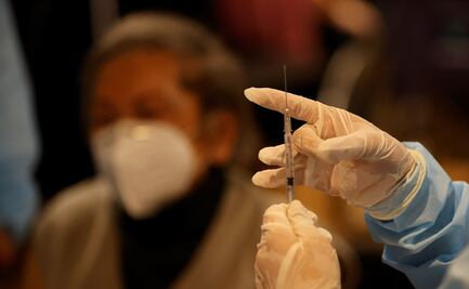 Video. Gracias a vacuna Covid, niño puede abrazar a su abuela 