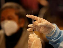 Video. Gracias a vacuna Covid, niño puede abrazar a su abuela