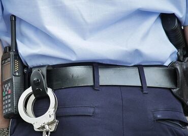 Hombre muere de infarto mientras enterraba a mujer que estranguló