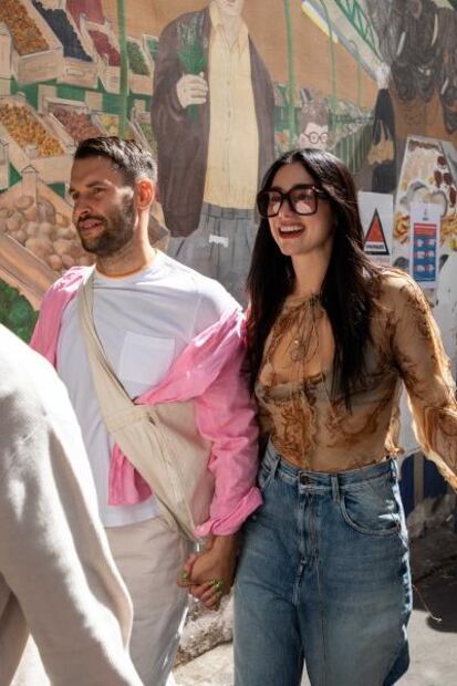 Dua Lipa recorre las calles de París con blusa traslúcida y bralette 