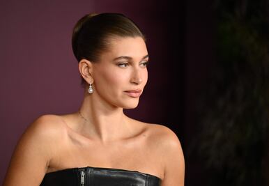 Hailey Bieber posa con microbikinis y eleva la temperatura desde el Caribe: “Es perfecta”