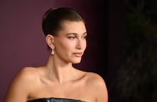 Hailey Bieber posa con microbikinis y eleva la temperatura desde el Caribe: “Es perfecta”