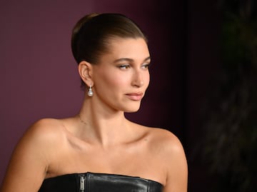 Hailey Bieber posa con microbikinis y eleva la temperatura desde el Caribe: “Es perfecta”