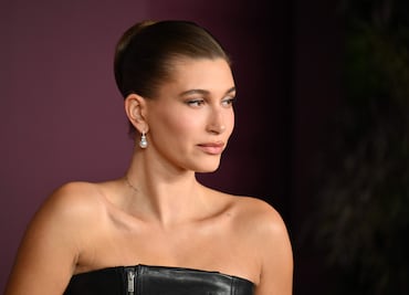 Hailey Bieber posa con microbikinis y eleva la temperatura desde el Caribe: “Es perfecta”