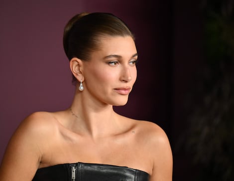 Hailey Bieber posa con...