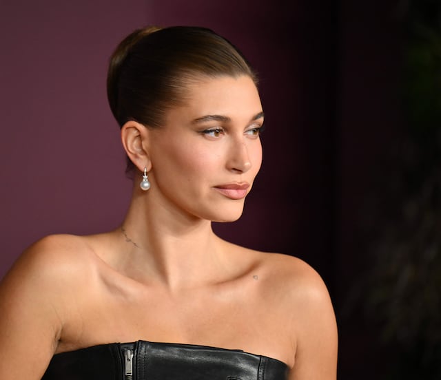 Hailey Bieber posa con microbikinis y eleva la temperatura desde el Caribe: “Es perfecta”