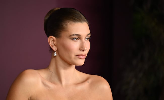 Hailey Bieber posa con microbikinis y eleva la temperatura desde el Caribe: “Es perfecta”