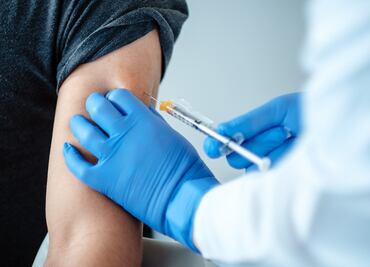 Biden suplica a escépticos que se vacunen para frenar la variante Delta