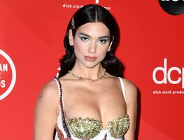 Dua Lipa conquista Instagram con minivestido de lujo