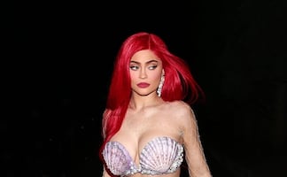Kylie Jenner "impacta" al lucir su nueva línea de trajes de baño