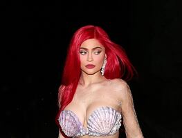 Kylie Jenner "impacta" al lucir su nueva línea de trajes de baño