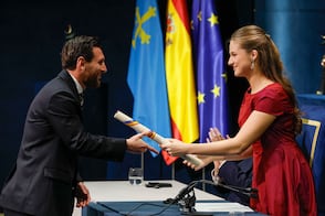 La princesa Leonor elogia la carrera de Messi durante la entrega del Princesa de Asturias