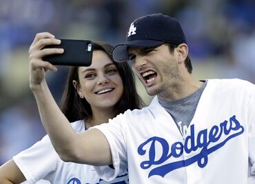 Mila Kunis y Ashton Kutcher desmienten su separación con sarcástico video