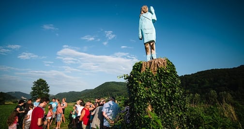 Comparan estatua de Melania con un "espantapájaros"