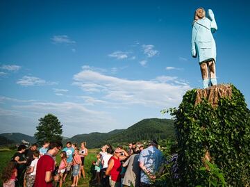 Comparan estatua de Melania con un "espantapájaros"