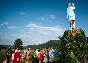 Comparan estatua de Melania con un "espantapájaros"