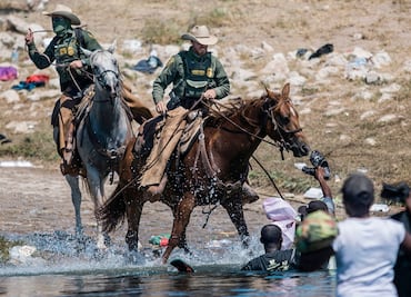 Sancionan a agentes que hostigaron a caballo a migrantes haitianos
