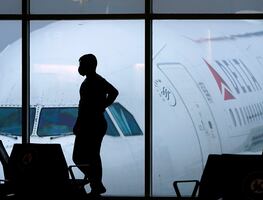 Arrestan a pasajero de primera clase por agredir a asistente de vuelo