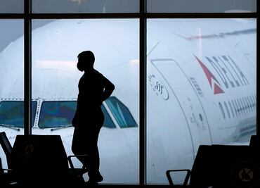 Arrestan a pasajero de primera clase por agredir a asistente de vuelo