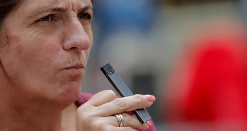 ¿Cómo viajar con cigarros electrónicos en avión?