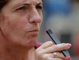 ¿Cómo viajar con cigarros electrónicos en avión?