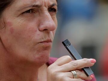 ¿Cómo viajar con cigarros electrónicos en avión?