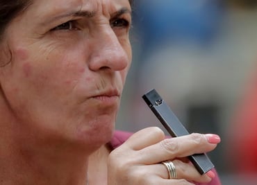 ¿Cómo viajar con cigarros electrónicos en avión?