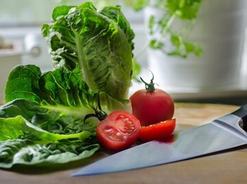 Autoridades de EU advierten brote de E.coli en lechugas romanas