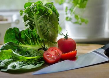 Autoridades de EU advierten brote de E.coli en lechugas romanas