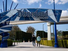 Ofrecen empleo como encargado de estacionamiento en Disneyland