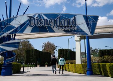 Ofrecen empleo como encargado de estacionamiento en Disneyland