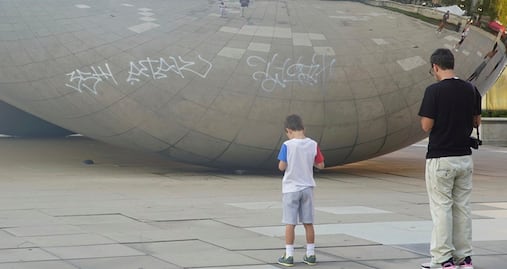 Graffitean la icónica escultura “The Bean” en Chicago