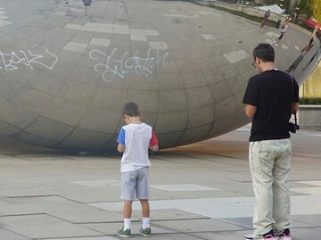 Graffitean la icónica escultura “The Bean” en Chicago